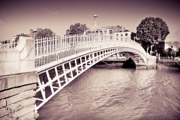 le plus célèbre pont à dublin appelé « half penny bridge » en raison des frais exigés pour le passage - image tonique - dublin ireland bridge hapenny penny photos et images de collection