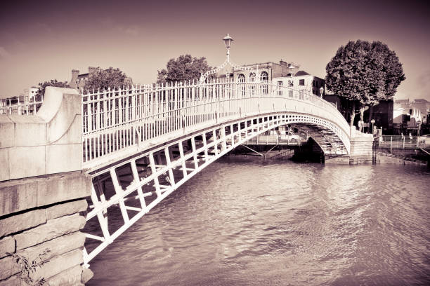 il ponte più famoso di dublino chiamato "half penny bridge" a causa del pedaggio addebitato per il passaggio - immagine tonica - dublin ireland bridge hapenny penny foto e immagini stock
