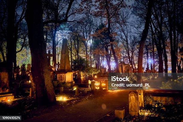 Memento Mori Luci E Tombe Nel Giorno Di Ognissanti Nel Cimitero Di Powazki È Un Cimitero Storico Situato Nel Distretto Di Wola Nella Parte Occidentale Di Varsavia In Polonia - Fotografie stock e altre immagini di Attrezzatura per illuminazione