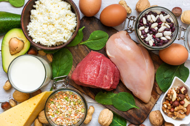 alimentos altos en proteína. concepto de dieta y comer sano. - proteína fotografías e imágenes de stock
