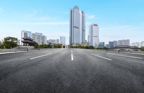 carretera vacía con paisaje y horizonte de chengdu, china. - chengdu urban scene city life house fotografías e imágenes de stock