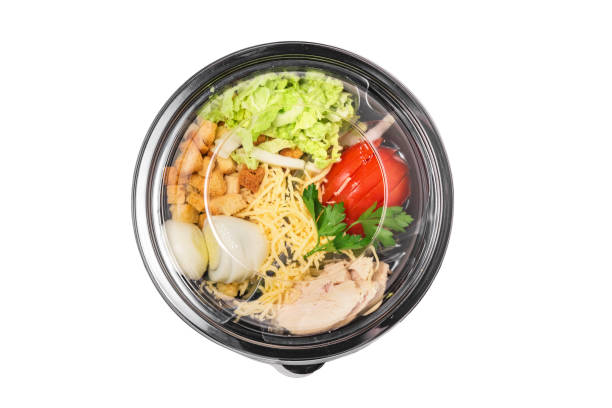 césar salade dans un emballage en plastique pour emporter ou livraison de nourriture isolé sur fond blanc - saladier photos et images de collection