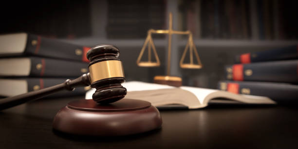 judge gavel and scale in court. legal concept - lei imagens e fotografias de stock