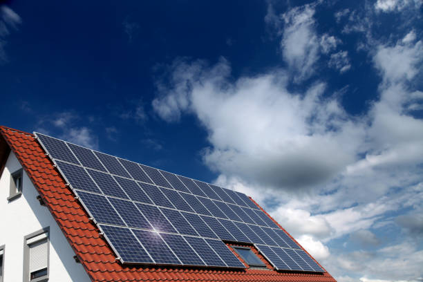 panele słoneczne zrównoważone zasoby energii odnawialnej - solar power station solar panel solar energy house zdjęcia i obrazy z banku zdjęć