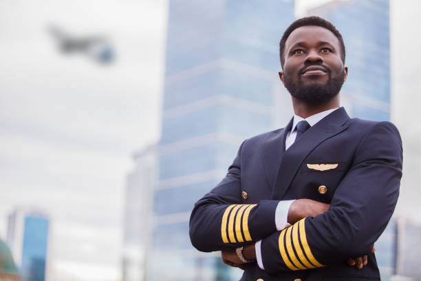 esperando el vuelo de piloto - pilotar fotografías e imágenes de stock