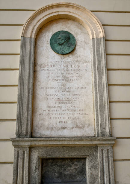 plaque commémorative dédiée au philosophe friedrich nietzsche, turin, piémont, italie - friedrich nietzsche photos et images de collection