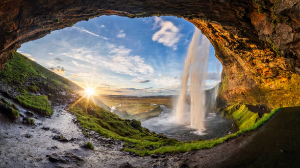 seljalandfoss wasserfall in der sommerzeit bei sonnenuntergang, island - water river waterfall stream stock-fotos und bilder