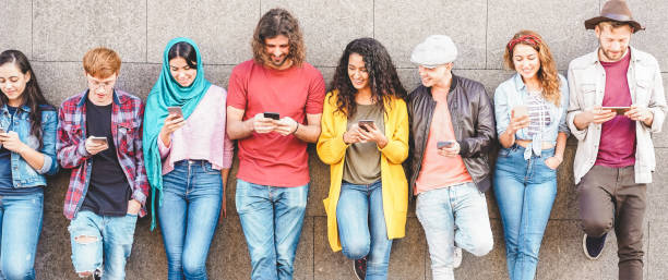 gruppo di amici millennial che guardano la storia sociale sugli smartphone - dipendenza delle persone dalla tendenza delle nuove tecnologie - concetto di giovani, generazione z, sociale e amicizia - focus principale sui ragazzi del centro - islam child indian culture ethnic foto e immagini stock