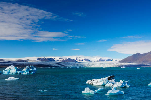 iceberg blu sgattiti da enormi ghiacciai, laguna di jökulsarlon, islanda - skaftafell glacier foto e immagini stock
