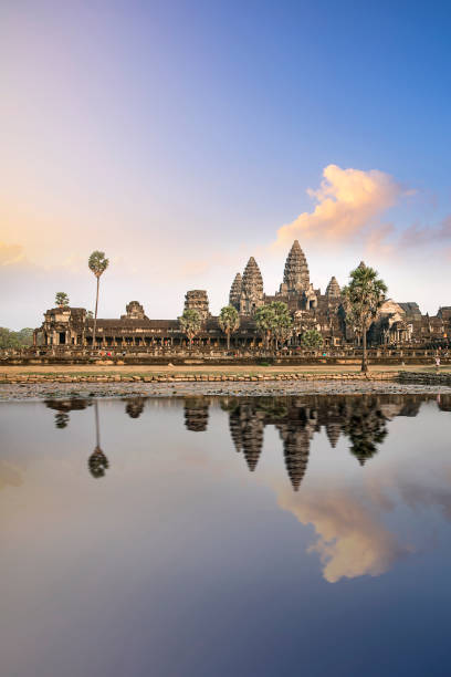 angkor wat y reflejo de lago en puesta del sol, ciudad de siem riep, camboya - siem riep fotografías e imágenes de stock