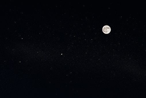 Enorme luna llena en el cielo de noche con estrellas brillantes photo
