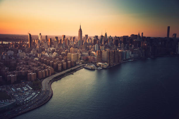 luftaufnahme der stadt manhattan - lower manhattan skyline new york city city stock-fotos und bilder