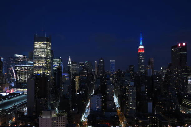 vista aérea e panorama dos arranha-céus de manhattan, na cidade de nova york. - aerial view manhattan new york city new york state - fotografias e filmes do acervo