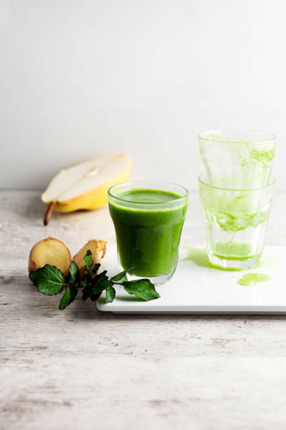smoothie vert, boisson, antioxydant, detox - green smoothie vegetable juice fruit photos et images de collection