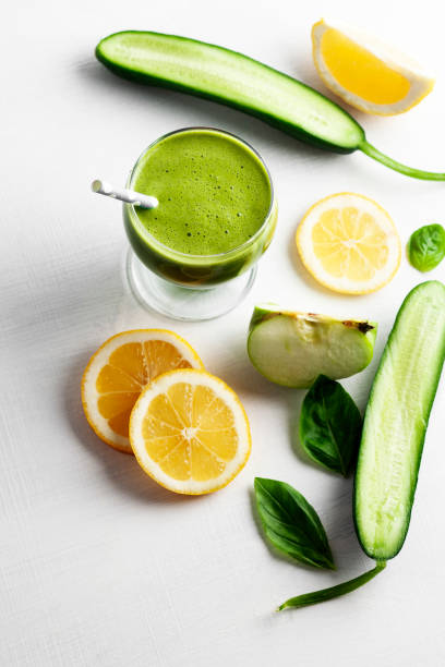 smoothie vert avec des antioxydants, liquide, concombre, pomme - green smoothie vegetable juice fruit photos et images de collection