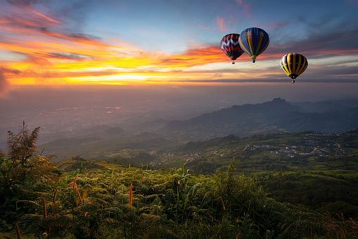 Globo aerostático volando sobre la colina Phu ficha Berk en la mañana photo