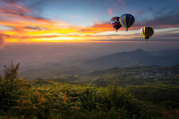 balão de ar quente voando sobre a colina de phu guia berk manhã - new mexico - fotografias e filmes do acervo