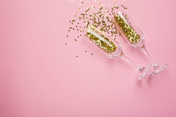 bicchieri champagne con coriandoli a stelle dorate su sfondo carta di colore rosa stile minimal - gold confetti star shape nobody foto e immagini stock