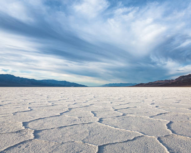 カリフォルニア州デスバレー国立公園のバッドウォーター盆地における塩の平原の夕日 - death valley national park california desert valley ストックフォトと画像