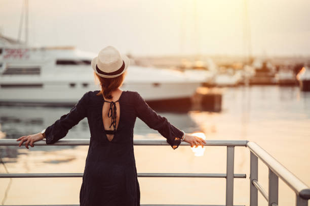 turista donna pronta per la crociera - marina porto marittimo foto e immagini stock