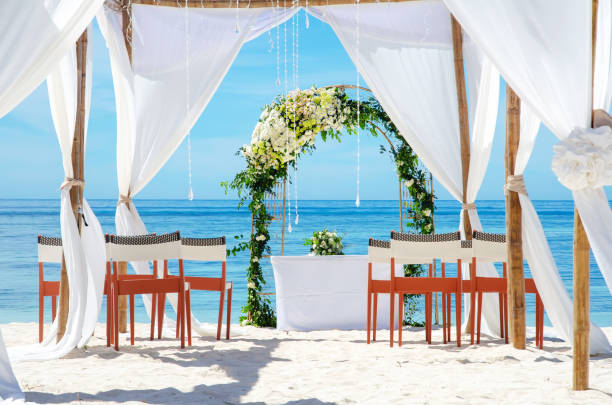 свадьба на пляже - love anniversary lifestyles outdoors стоковые фото и изображения