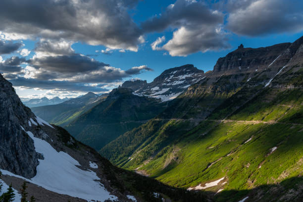 ローガン峠沿いの山々 の緑の斜面 - going to the sun road ストックフォトと画像