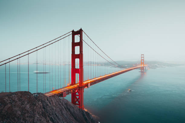 ゴールデン ゲート ブリッジ、黄昏時、サンフランシスコ、カリフォルニア州、アメリカ合衆国 - golden gate bridge nature vacations fog ストックフォトと画像