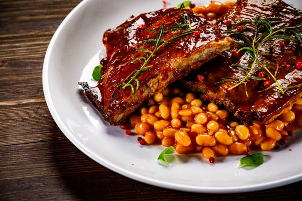 Grilled ribs, bun and beans