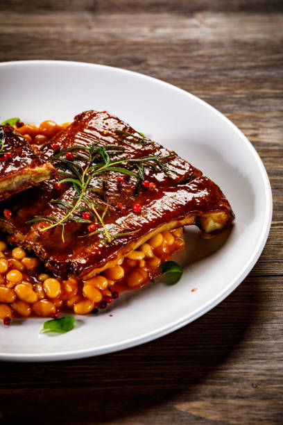 Grilled ribs, bun and beans