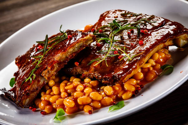 Grilled ribs, bun and beans