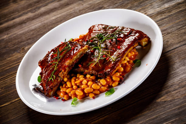 Grilled ribs, bun and beans