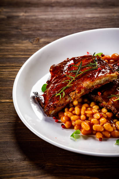 Grilled ribs, bun and beans