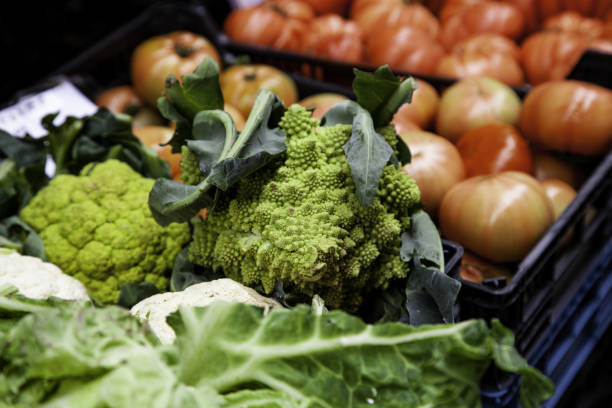 frischer romanesco in einem markt - romanesque broccoli cauliflower cabbage stock-fotos und bilder