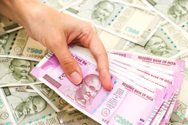 istock Female hands holding new 2000 indian rupees banknotes. 1090557434