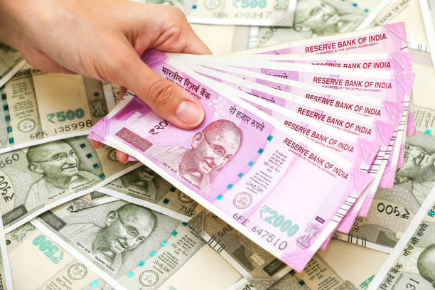 istock Female hands holding new 2000 indian rupees banknotes. 1090557474