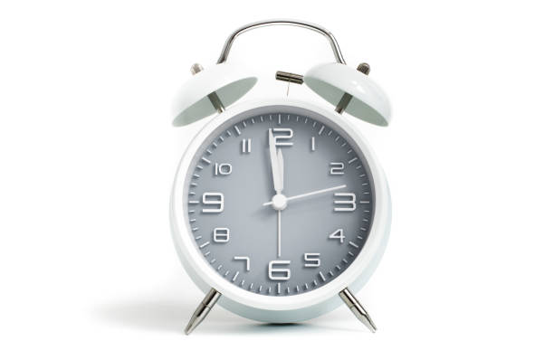 таблица будильник показывает время 1 минута до 12 часов с серыми часами лицо, 11.59 вечера, на белом фоне - 12 oclock стоковые фото и изображения