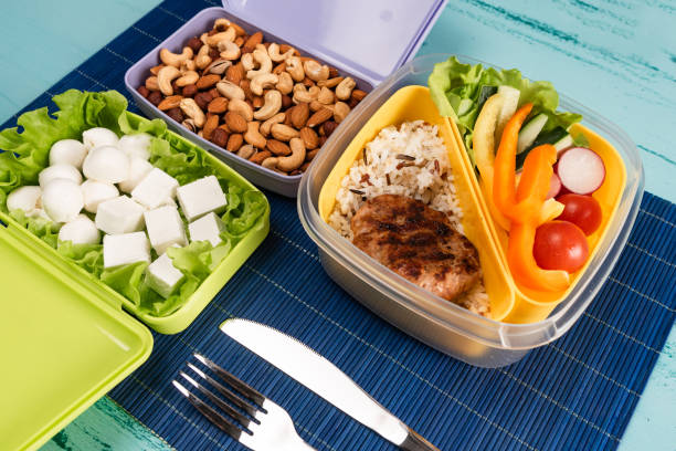 食欲をそそる食べ物とライトの木製テーブルのお弁当。 - lunch box packed lunch school lunch lunch ストックフォトと画像