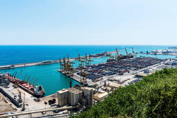 widok z lotu ptaka na kontenery ze statkiem towarowym w port de barcelona (katalonia), hiszpania - port de barcelona zdjęcia i obrazy z banku zdjęć