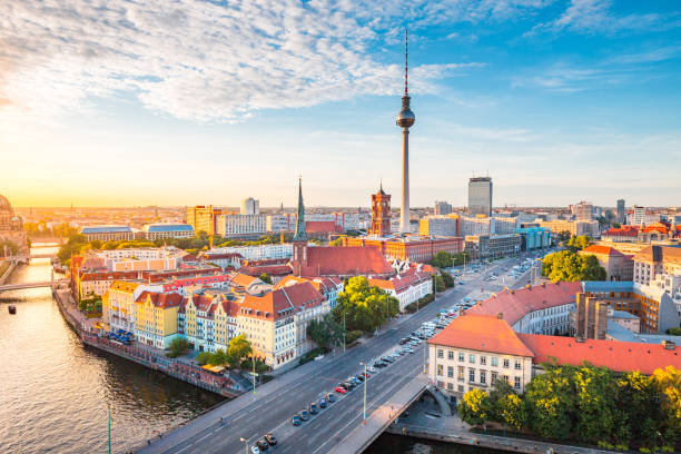 skyline de berlin avec la rivière spree au coucher du soleil, allemagne - famous place germany town summer photos et images de collection