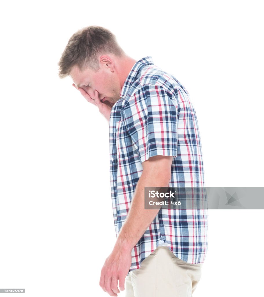 Người Đàn Ông Đẹp Trai Trong Áo Sơ Mi Và Quần Short Là Buồn Quan ...