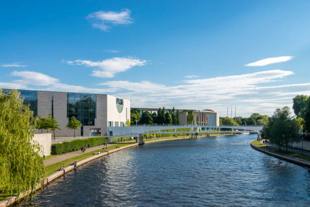 widok na budynek niemieckiej kancelarii i rzekę szprewę w berlinie, niemcy. - berlin germany skyline germany central berlin zdjęcia i obrazy z banku zdjęć