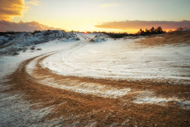 冬の atv 自動スポーツ トラック。雪の上の砂ホイール トラック - off road vehicle quadbike motocross desert ストックフォトと画像
