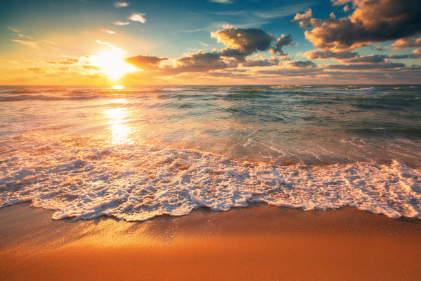 cloudscape bonito sobre as ondas do mar, tiro do nascer do sol - golden sunset - fotografias e filmes do acervo