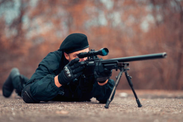 swat 警察官の銃器で撮影 - armed forces human hand rifle bullet ストックフォトと画像