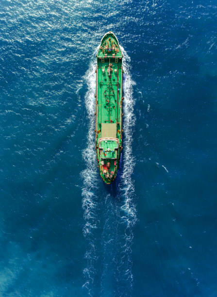 воздушный вид нефтяной танкер корабль полной скоростью транспортировки нефти или топлива с нефтеперерабатывающего завода на море. - oil carrier стоковые фото и изображения