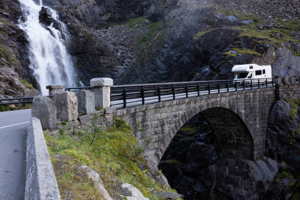 puente de stigfossbrua en noruega. - rocky mountian fotografías e imágenes de stock