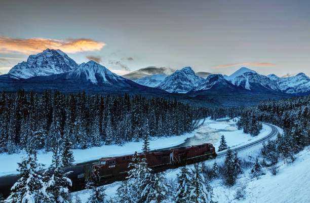 istock Morant's Curve at winter sunset, Banff National Park, AB, Canada 1090668912