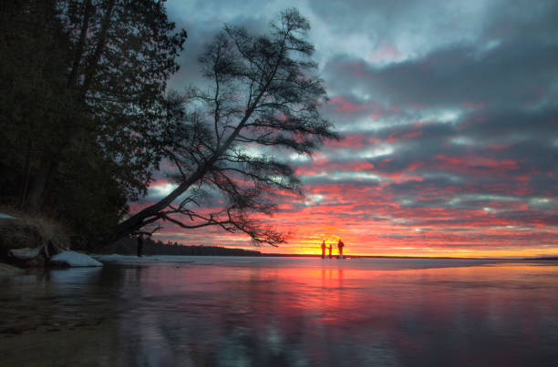 холодный крик рыбак на льду восход солнца - snow winter coastline sunrise стоковые фото и изображения