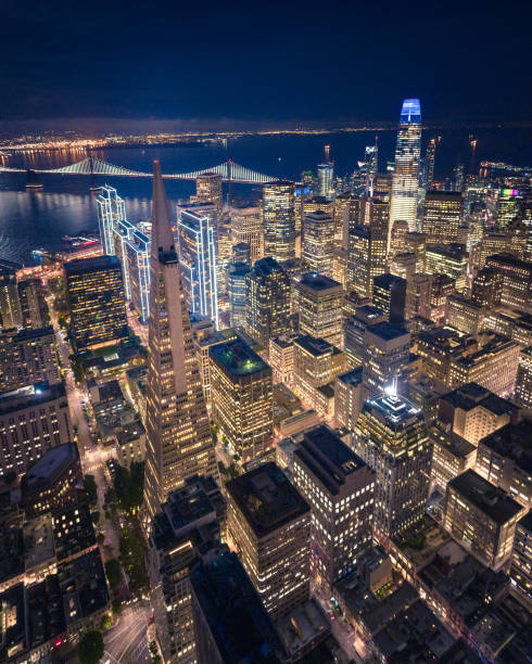 vue aérienne de san francisco skyline de nuit - financial district downtown district skyscraper business photos et images de collection