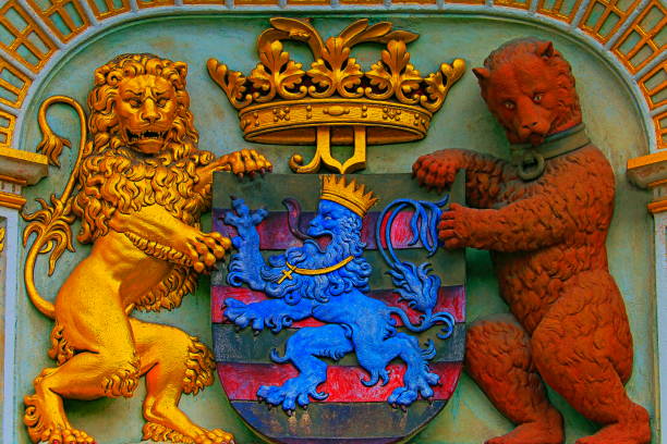 고 대 사자, 곰 및 방패 브뤼헤 국장 세부-브뤼헤, 벨기에 - flag flanders medieval lion 뉴스 사진 이미지